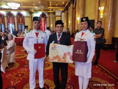 Kepala Badan Kesbangpol Sumbar Terima Duplikat Bendera Pusaka Dari BPIP